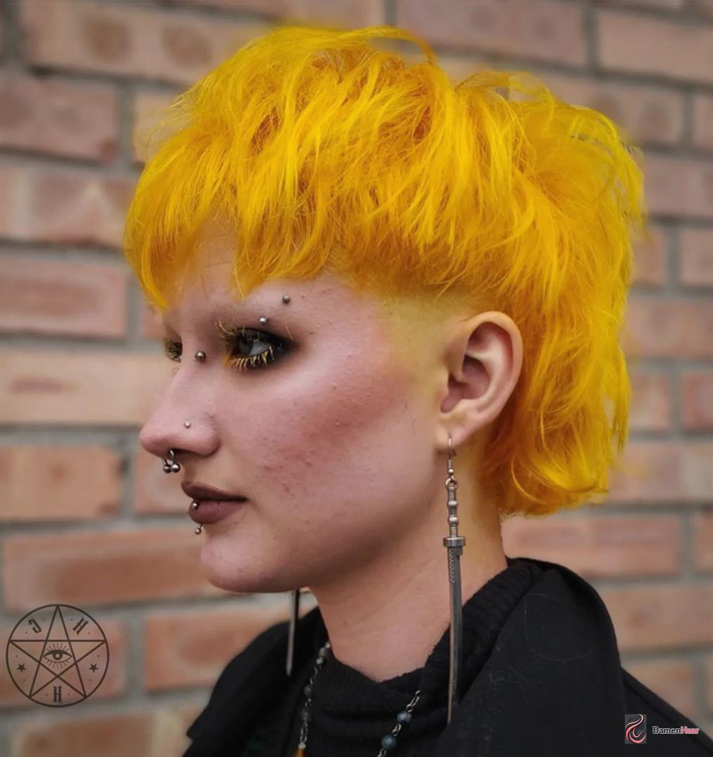 Alternative Kurzhaarfrisur mit freigelegter Seitenkontur Auffälliger Undercut mit Pony für moderne Frauen