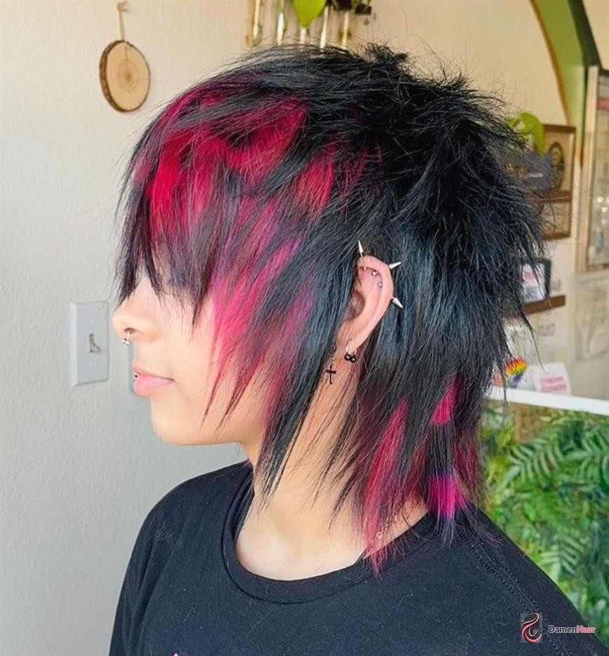 Gestufter Emo-Look mit betonter Gesichtskontur Alternative Emo-Frisur mit kontrastreichen Strähnen für Damen