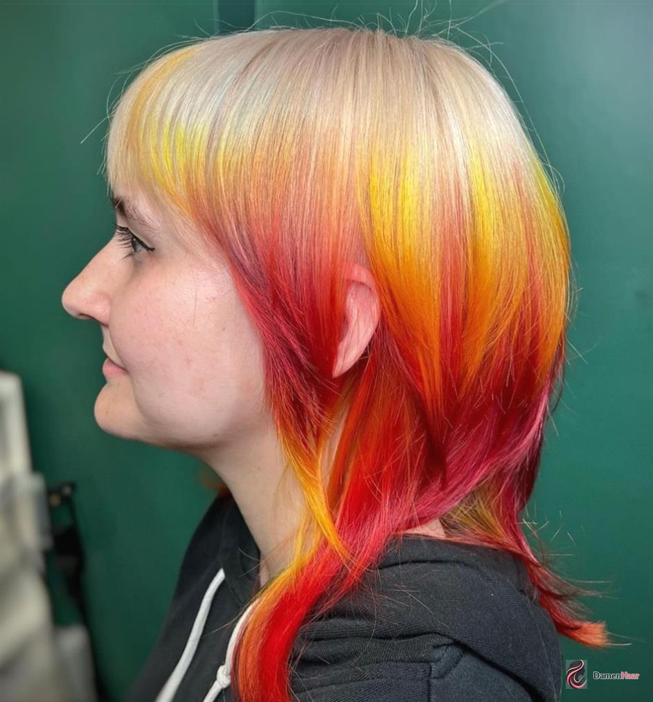 Alternative Stufenfrisur mit warmem Farbverlauf Feuriger Ombré-Look auf einer gestuften Damenfrisur
