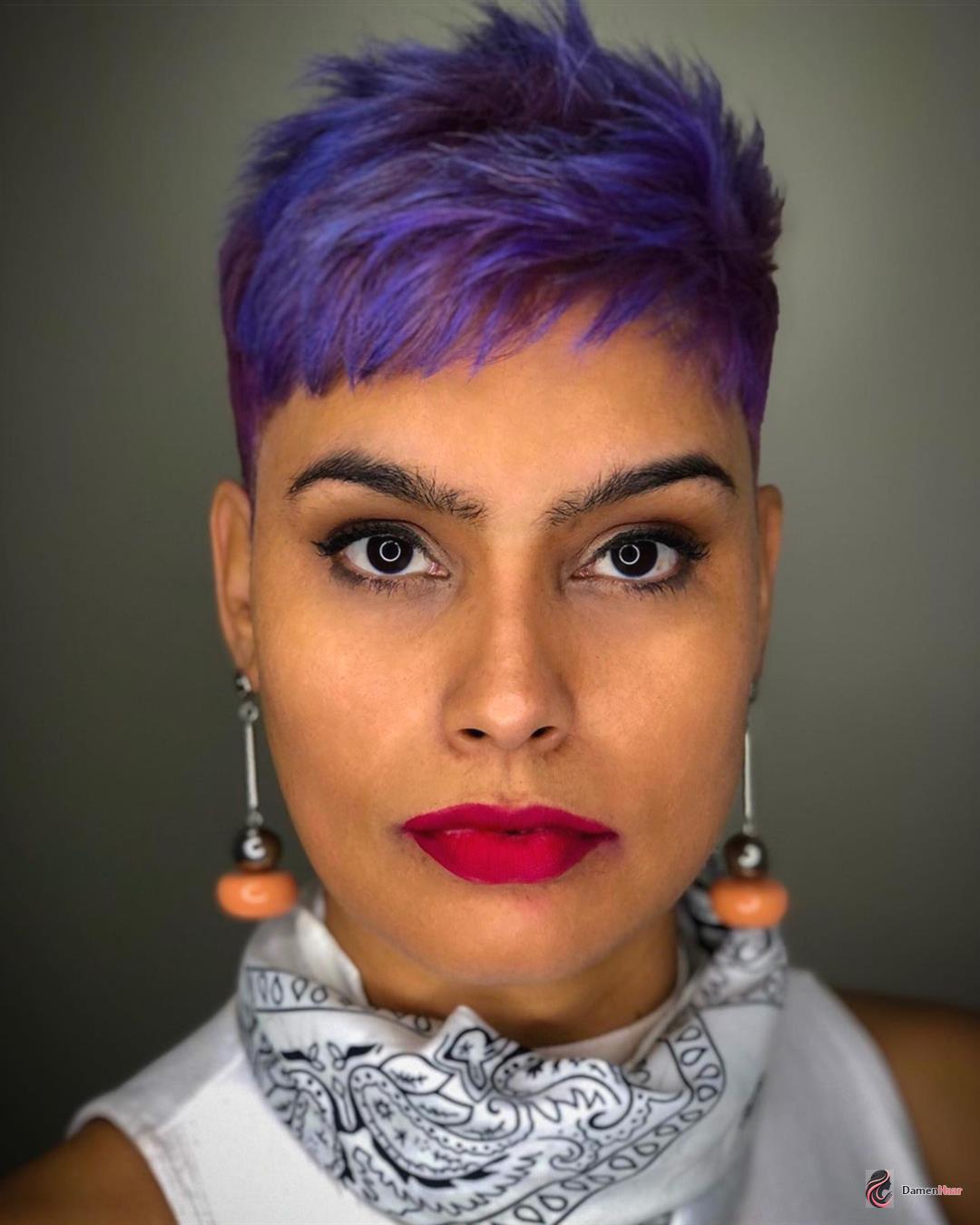 Moderner violetter Pixie mit klarer Nackenkontur Frecher lila Pixie mit kurzen Seiten für Frauen