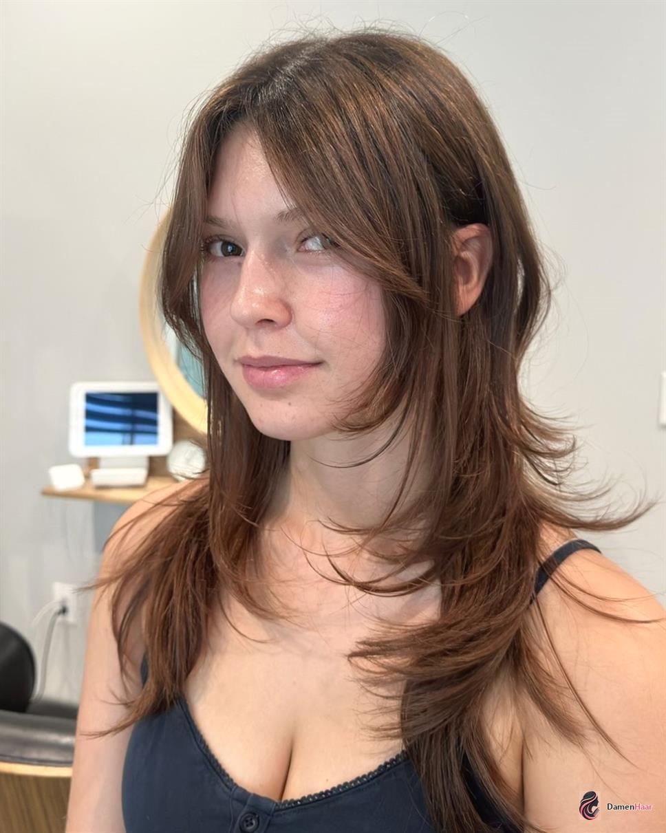 Glatter Hush Cut mit luftigen langen Stufen Lang gestufter Hush Cut für glattes Damenhaar