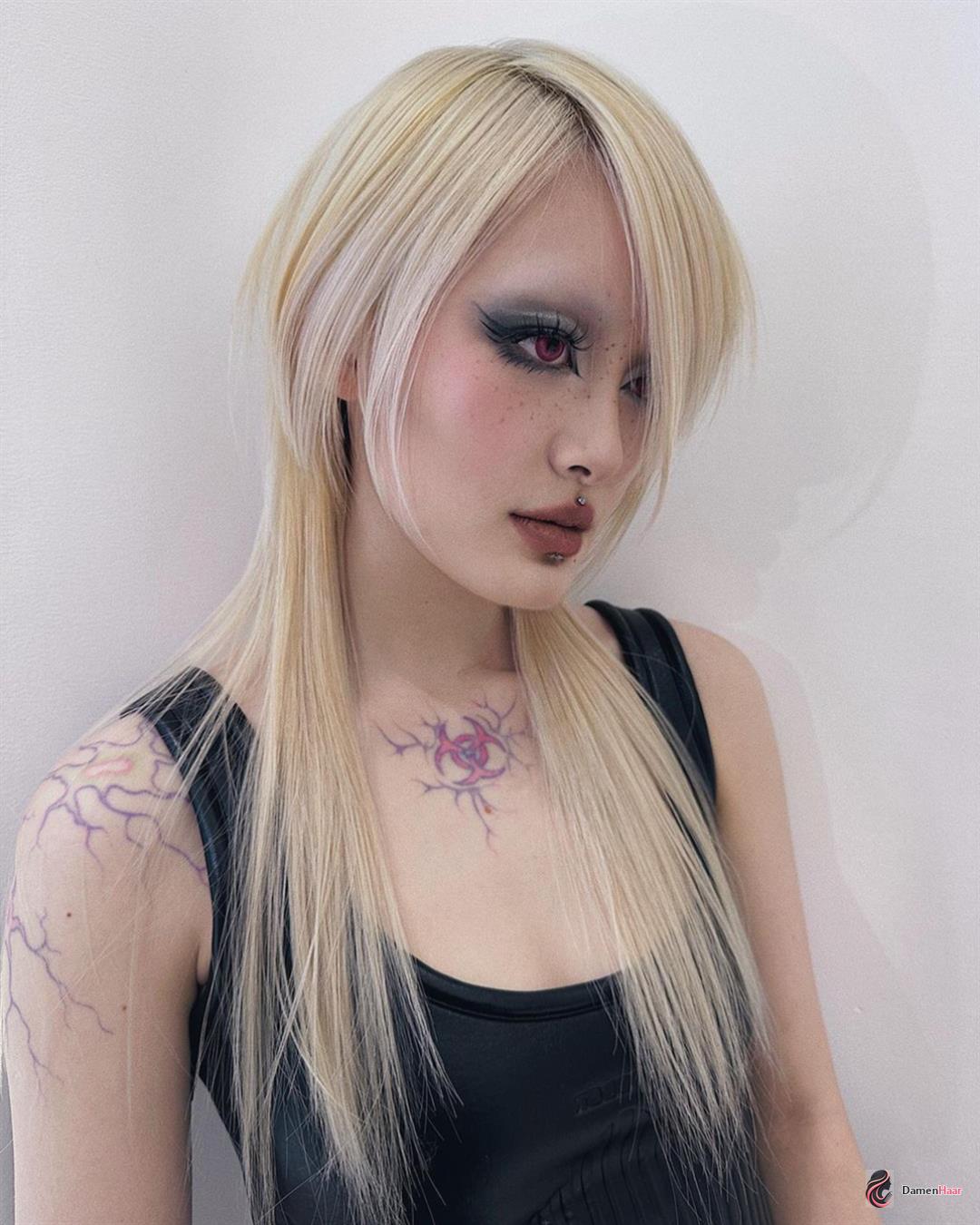 Markanter Quallenhaarschnitt in Platinblond Platinblonder Quallen-Style für langes feines Haar
