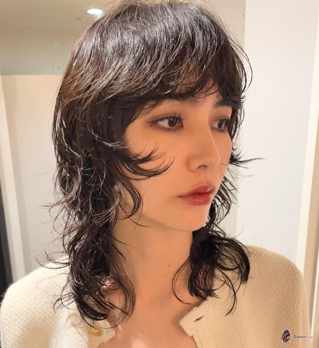 Gewellter koreanischer Wolf Cut für Frauen Koreanischer Wolfshaarschnitt mit weicher Dauerwelle