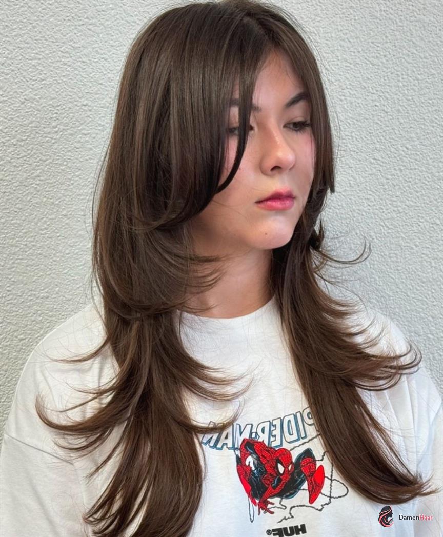 Eleganter Hush Cut für langes Damenhaar Langer glatter Hush Cut mit fließenden Stufen