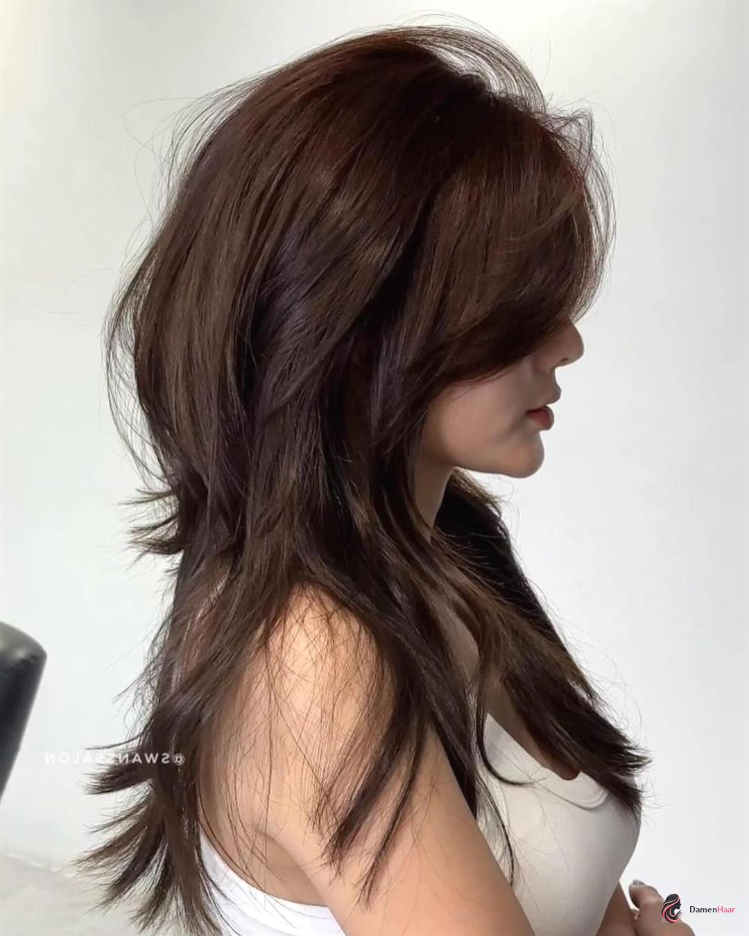Hush Cut mit weicher Föhnfrisur und Oberkopfvolumen Voluminös geföhnter Hush Cut mit beweglichen Spitzen