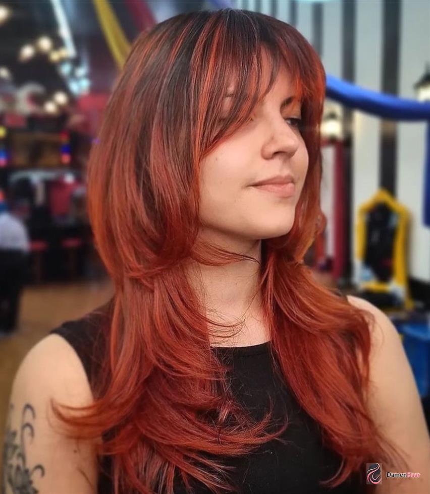 Moderner Hush Cut mit vollem Pony und weichen Stufen Roter Hush Cut mit Pony und dunklerem Ansatz