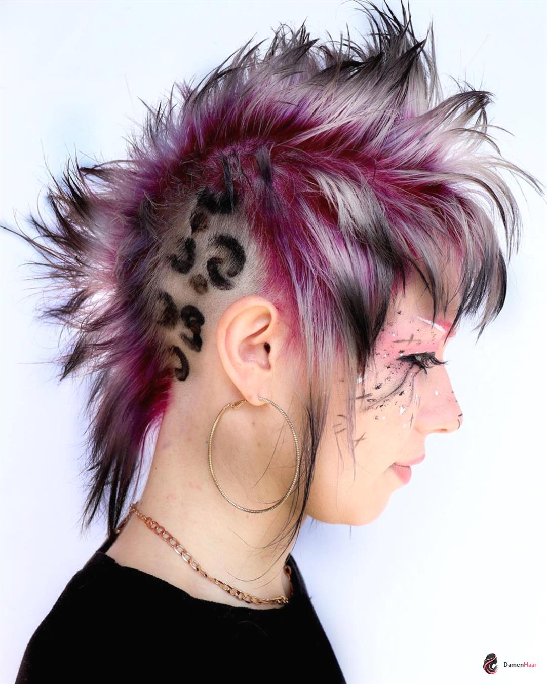 Ausdrucksstarke Alternativfrisur mit grafischen Seiten Mullhawk mit Haar-Tattoo und farbigem Akzent für Frauen