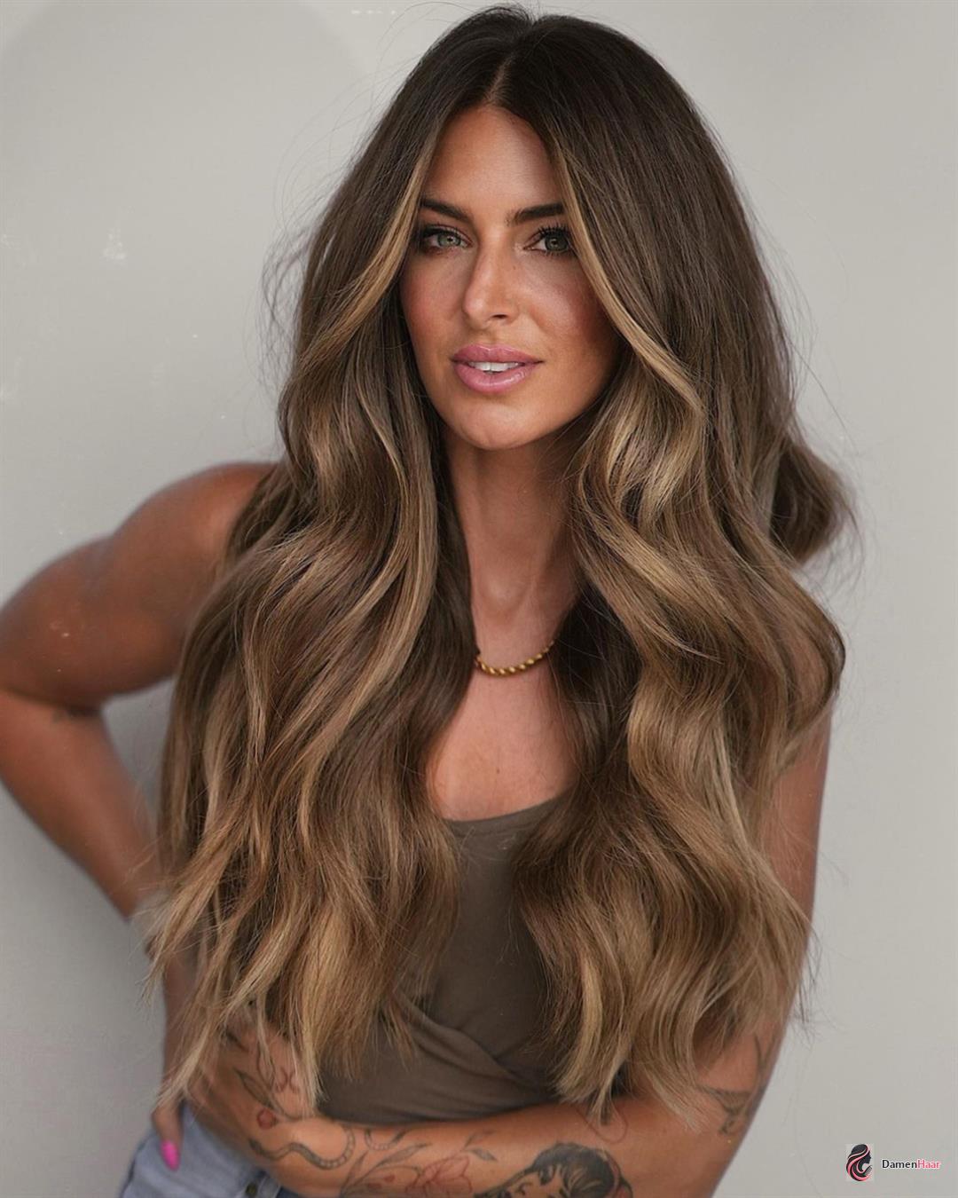 Lange Wellenfrisur mit weichem Balayage-Verlauf Natürliche Braun-Blond-Balayage auf langen Wellen