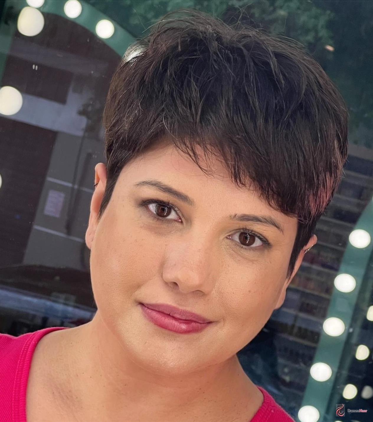 Gefiederter Pixie-Cut für ein birnenförmiges Gesicht