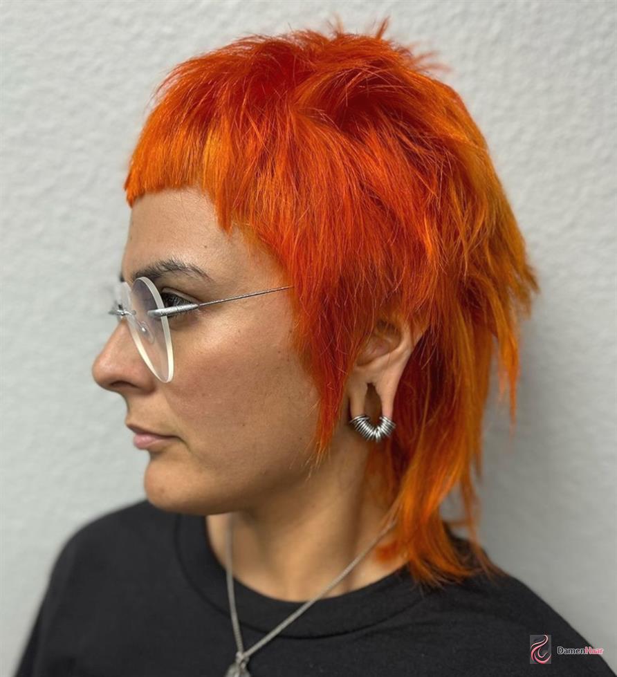 Kurzer Pixie-Mullet mit markanter Front und langem Nacken Pixie-Mullet mit Mikro-Pony als alternative Damenfrisur