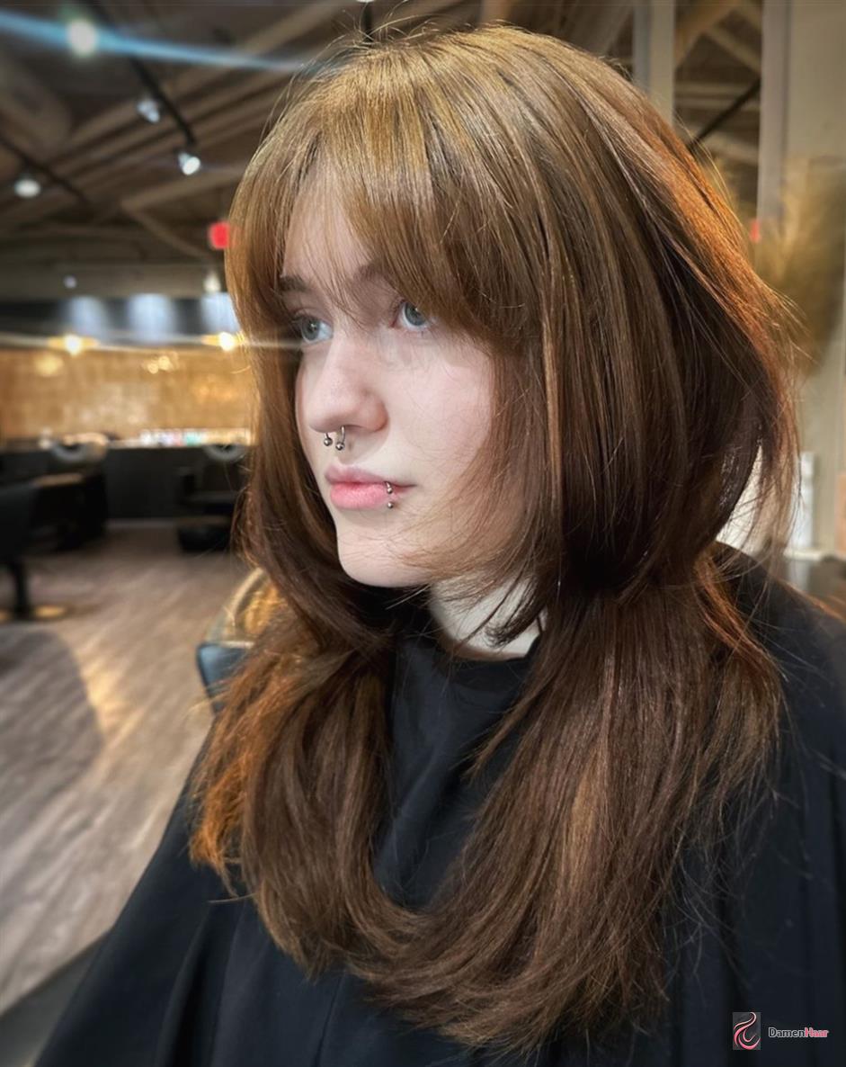 Gestufter Quallenschnitt mit kontrolliertem Volumen Voluminöser Quallenhaarschnitt für dickes Haar