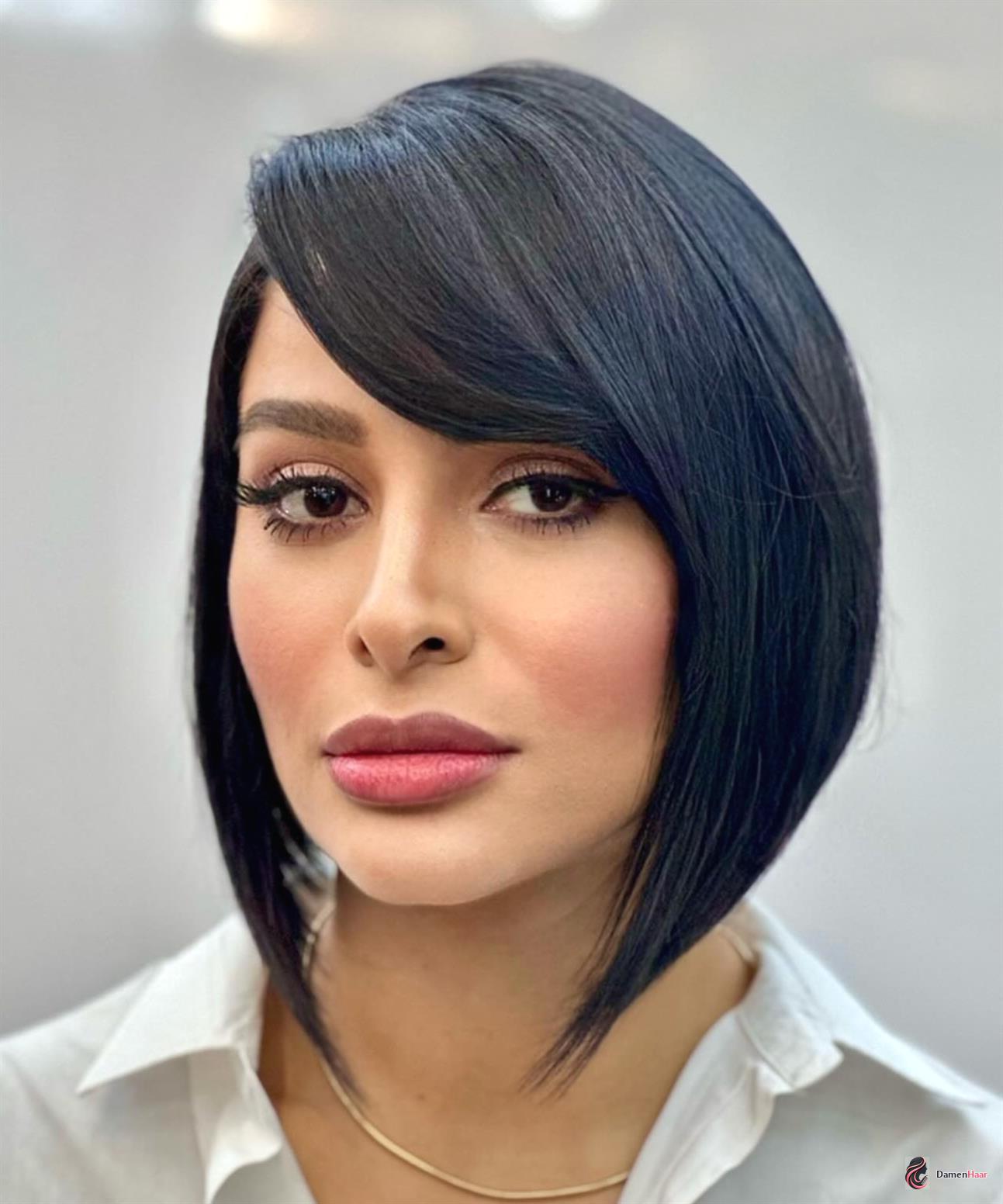 Asymmetrischer Damenbob mit verlängerter Front Schräger Bob mit Seitenscheitel für hohe Wangenknochen