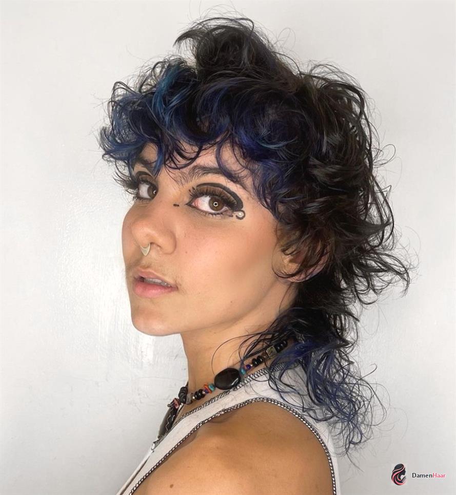 Lockiger Hime-Style mit blauen Akzentsträhnen Schwarz-blauer Hime-Schnitt für lockiges Haar