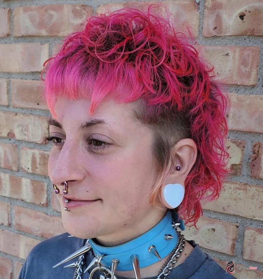 Fluffiger Shag mit markanter Stirn- und Gesichtskontur Shaggy-Style mit spitzem Pony als alternative Damenfrisur