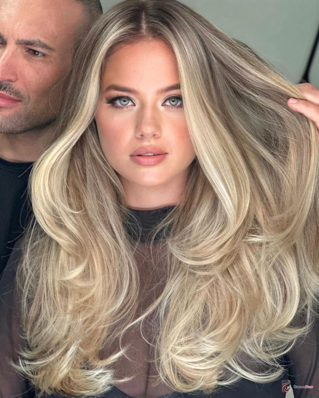 Federleichte Langhaarfrisur mit weicher Blond-Balayage Langer Stufenschnitt mit blonden Balayage-Strähnen