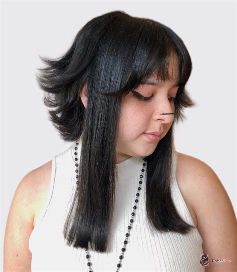 Quallenhaarschnitt mit ausgestellten Stufen und glatter Front Trendiger Quallen-Style mit stacheligen Stufen