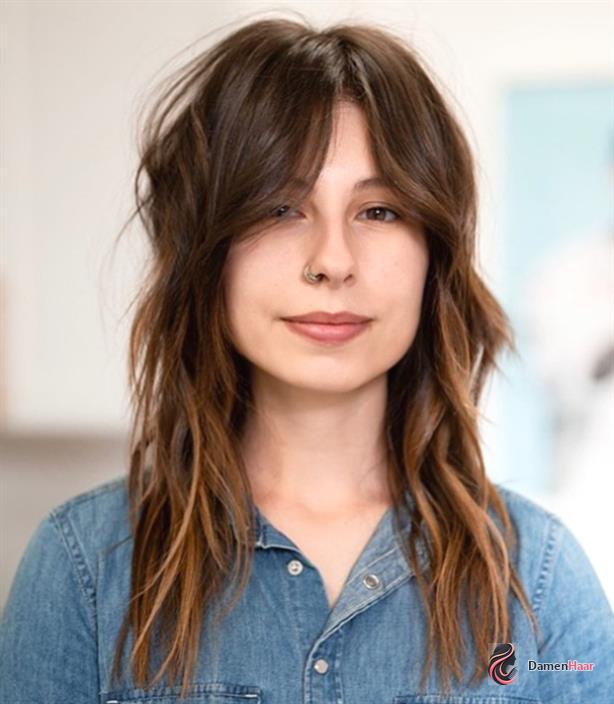 Weicher Shag mit Curtain Bangs für birnenförmige Gesichter