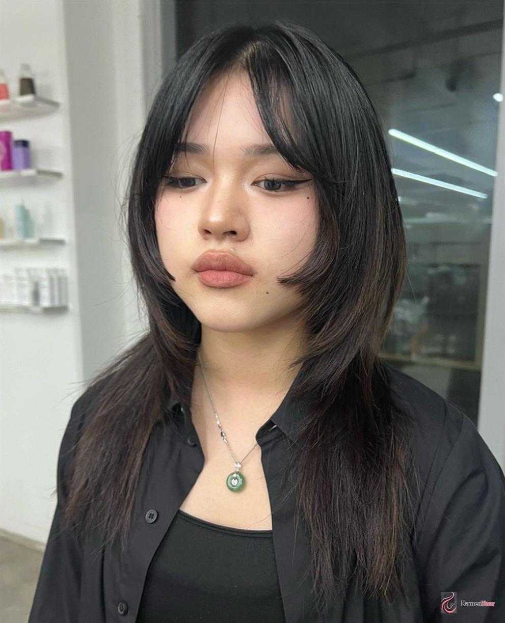 Eleganter Hime-Haarschnitt mit sanfter Kontur Zarter Hime-Style für glattes langes Haar